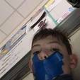 Mãe se revolta ao ver filho com a boca tampada por fita adesiva na escola (Repodução/Facebook/Katherine)